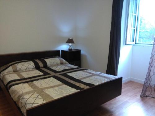ポンタ・デルガダにあるCasa da Ladeiraのベッドルーム(ベッド1台、窓付)