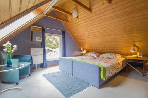 1 dormitorio con cama y techo de madera en Spijkvoorde, en Deventer