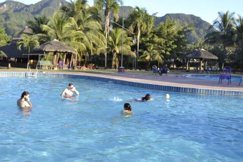 un gruppo di persone che nuotano in piscina di La Isla de los Tucanes a Rurrenabaque
