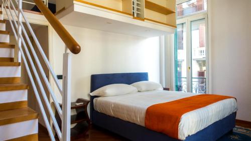 ナポリにあるHome46の小さなベッドルーム(ベッド1台、階段付)
