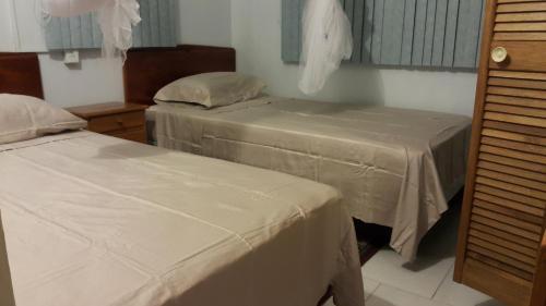 2 Betten in einem Zimmer mit 2 Betten sidx sidx sidx sidx in der Unterkunft Golden Apple Cottage in Castara