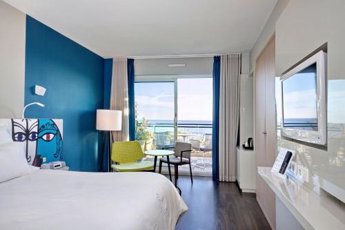 Ένα ή περισσότερα κρεβάτια σε δωμάτιο στο Hotel Napoléon
