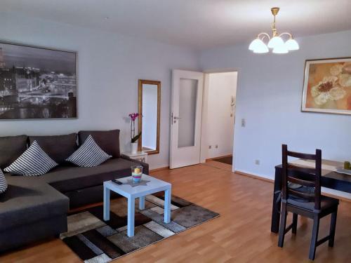 ein Wohnzimmer mit einem Sofa und einem Tisch in der Unterkunft 2-Zimmerapartment mit Südloggia in Leipzig