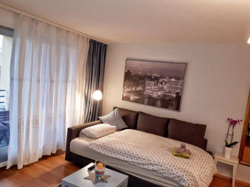ein Wohnzimmer mit einem Sofa vor einem Fenster in der Unterkunft 2-Zimmerapartment mit Südloggia in Leipzig
