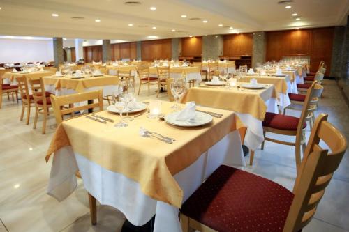 a dining room filled with tables and chairs at Hotel Riogrande in Santa Fe