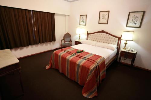 a hotel room with a bed and a chair at Hotel Riogrande in Santa Fe