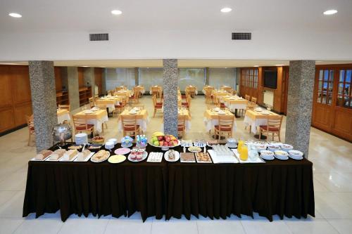 una mesa con platos de comida en un restaurante en Hotel Riogrande - Habilitado en Santa Fe