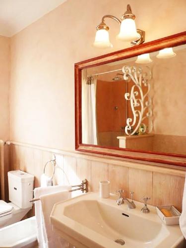 une salle de bain avec un lavabo et un miroir dans l'établissement Villa Virginie, à Saint-Tropez