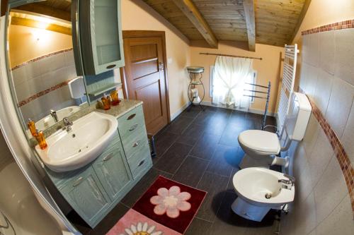 a bathroom with a sink and a toilet at Dogana Vecchia - Hotel & Residence B&B Ristorante & Pizzeria in Trivignano Udinese