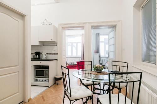ブダペストにあるND 18 Apartmentsのキッチン、ダイニングルーム(テーブル、椅子付)