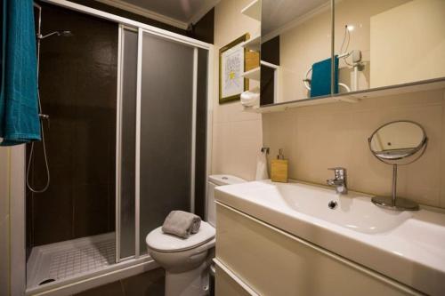 uma casa de banho com um WC, um lavatório e um chuveiro em Ola Lisbon -Alfama I em Lisboa