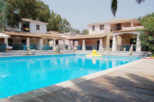 ein Pool vor einem Haus in der Unterkunft Principessa de Navarra in Santa Maria Navarrese