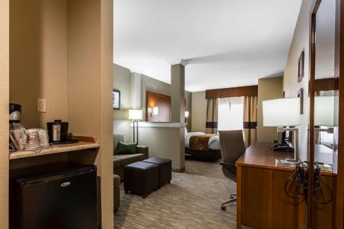 Kuchyň nebo kuchyňský kout v ubytování Comfort Suites - University