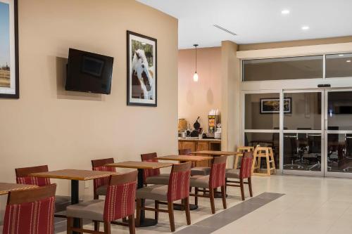 TV a/nebo společenská místnost v ubytování Comfort Suites - University