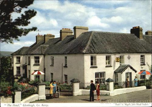 una gran casa blanca con gente parada fuera de ella en Earlscourt, en Glenbeigh