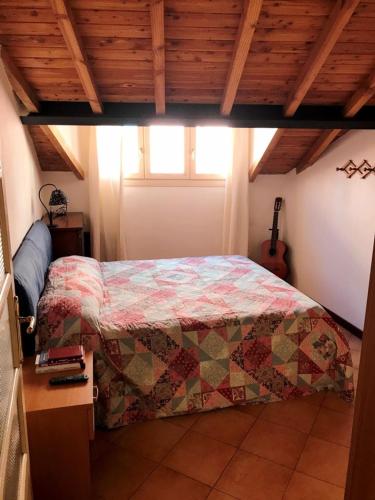 Ένα ή περισσότερα κρεβάτια σε δωμάτιο στο Mansarda Amendola