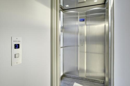 an elevator with a glass door in a room at Boutique Suites Joyce in Pula