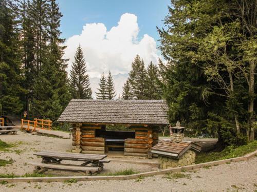 a log cabin with a picnic table and a bench at Bellevue A; nr. 301. in La Tzoumaz