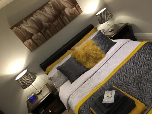 a bedroom with a bed with two lamps and a bed sidx sidx sidx at OurHaus in Beverley