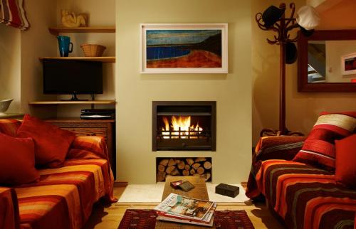 a living room with a fireplace and two couches at Hang Your Hat in Winchester
