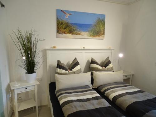 1 dormitorio con 2 camas y almohadas a rayas en Apartwohnen, en Essenheim