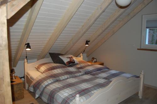 una camera da letto con un letto e un gatto seduto sopra di "das Waldhaus" a Bad Lauterberg