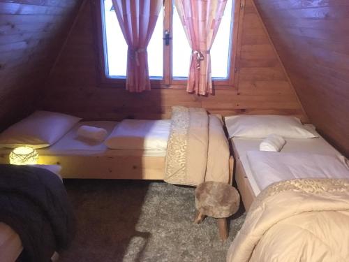 a room with two beds and a cat in a room at Planinska idila - uz stazu in Jahorina
