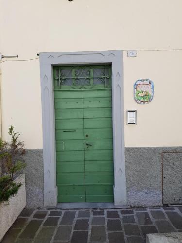 a green door on the side of a building at casa del cirillo in Ornica