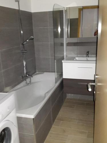 une salle de bain avec une baignoire et un lavabo dans l'établissement les orangers, à Cannes