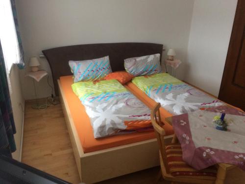 a small bedroom with two beds with pillows at Gästehaus Lackner Zimmer in Rennweg