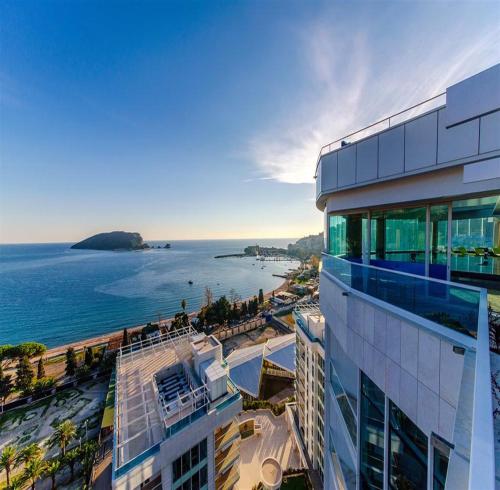 a building with a view of a beach and the ocean at Luxury Apartments Tre Canne Can in Budva