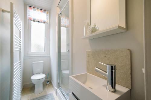 y baño con lavabo y aseo. en Beautiful City Centre Apartment - Holyrood Park, en Edimburgo