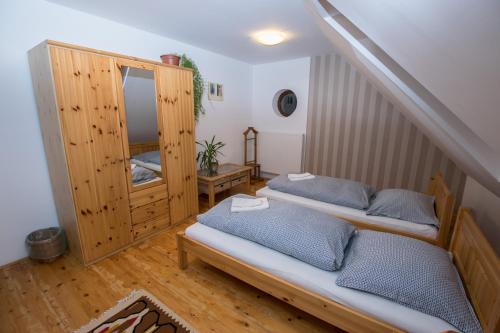 Duas camas num quarto com um sótão em Paulay Borház és Vendégház em Tokaj