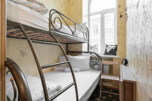 モスクワにあるWinterfell on Chistykh Prudakhの二段ベッド1組(白い枕付)が備わる小さな客室です。