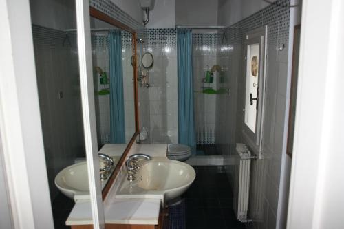 フィレンツェにあるOltrarno large apartmentのバスルーム(シンク2台、シャワー付)