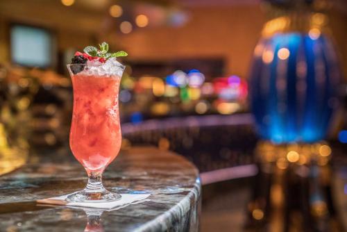 a drink in a glass sitting on a bar at King's Resort - casino and hotels in Rozvadov