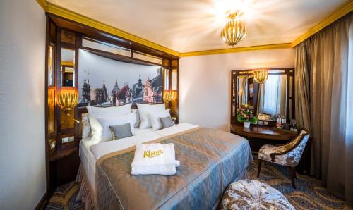 a hotel room with a large bed and a mirror at King's Resort - casino and hotels in Rozvadov