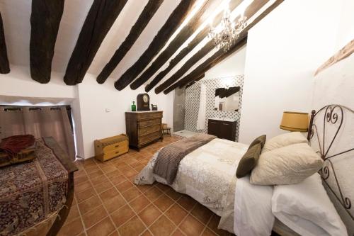 a bedroom with a bed and a dresser in a room at Palacete Sol de Mayo in Úbeda