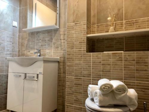 y baño con aseo y toallas. en Apartmani MONT 1, en Jahorina