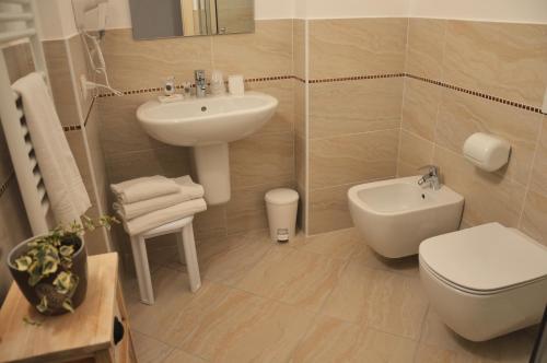 ein Badezimmer mit einem weißen Waschbecken und einem WC in der Unterkunft Il Sorriso in Negrar