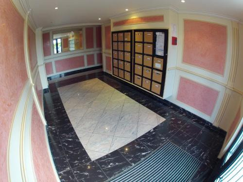 Photo de la galerie de l'établissement DISNEYLAND-PARIS aux portes de la BATCAVE, à Bussy-Saint-Georges