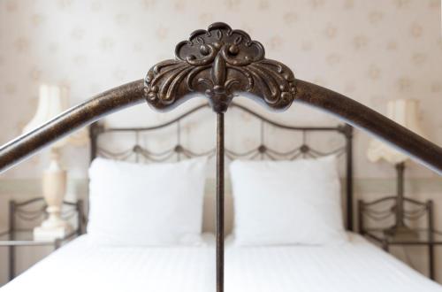 a close up of the headboard of a bed at Hotel Fidder - Patrick's Whisky Bar in Zwolle