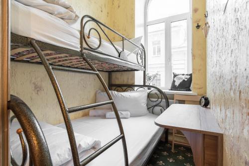 Двухъярусная кровать или двухъярусные кровати в номере Winterfell on Chistykh Prudakh