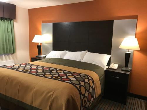 Кровать или кровати в номере Bay Hill Inns & Suites