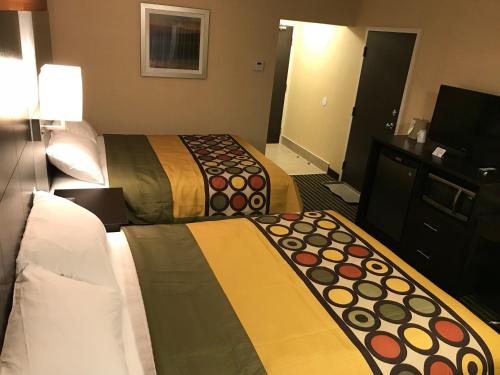 Кровать или кровати в номере Bay Hill Inns & Suites