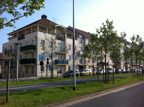 Photo de la galerie de l'établissement DISNEYLAND-PARIS aux portes de la BATCAVE, à Bussy-Saint-Georges