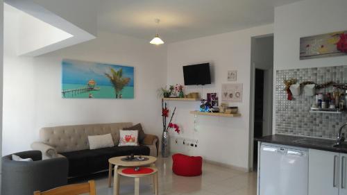 ein Wohnzimmer mit einem Sofa und einem Tisch in der Unterkunft Apartamento Anaca in Playa Blanca