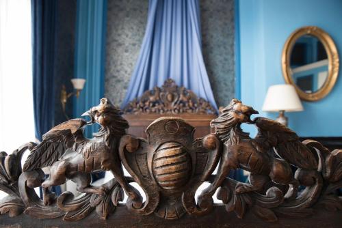 a wooden table with two horses and a mirror at Hotel Fidder - Patrick's Whisky Bar in Zwolle