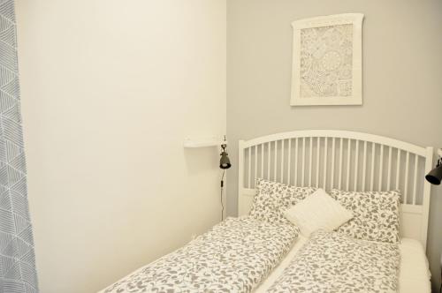 um quarto com uma cama com uma colcha branca em Modern & Historic Apartment em Bratislava