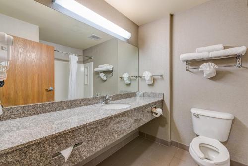 ein Badezimmer mit einem WC, einem Waschbecken und einem Spiegel in der Unterkunft Grand River Hotel in Parachute